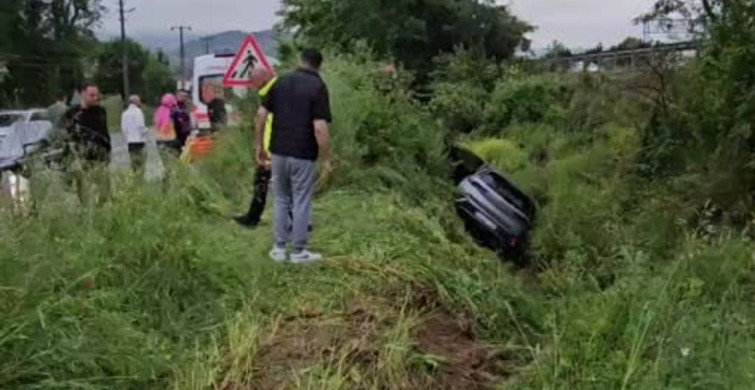 Sapanca'da Su Kanalına Devrilen Otomobilde İki Kişi Yaralandı