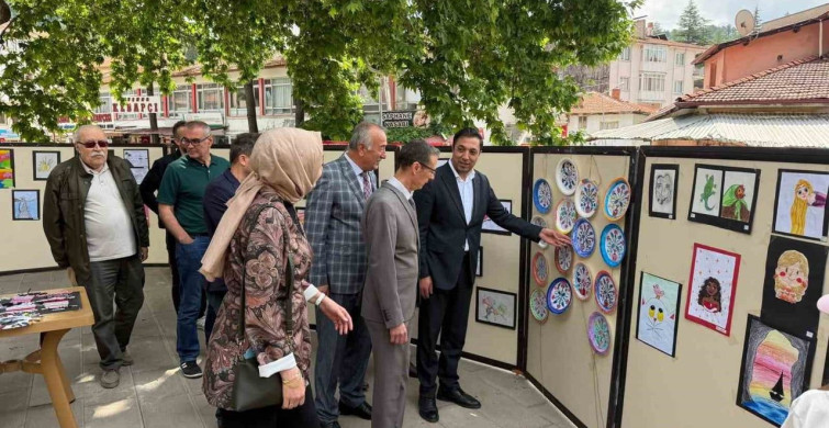 Şaphane'de yılsonu hayır çarşısı ve sergi yoğun ilgi gördü
