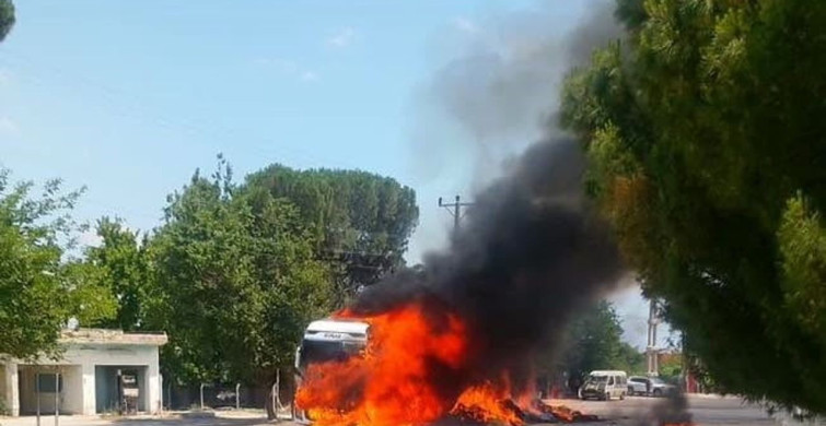 Sarayköy'de seyir halindeki saman yüklü tırda yangın çıktı