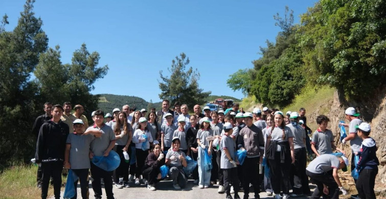 Sarıgöl'de Öğrenciler ve Protokol El Ele Temizlik Yaptı