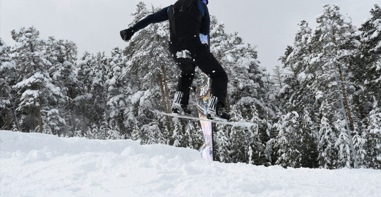 Sarıkamış Kayak Merkezi'nde Snowboard Gösterisi