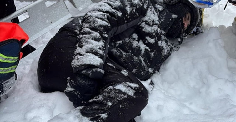 Sarıkamış Kayak Merkezi'nde Yaralı Kayakçıya JAK Ekipleri Müdahale Etti