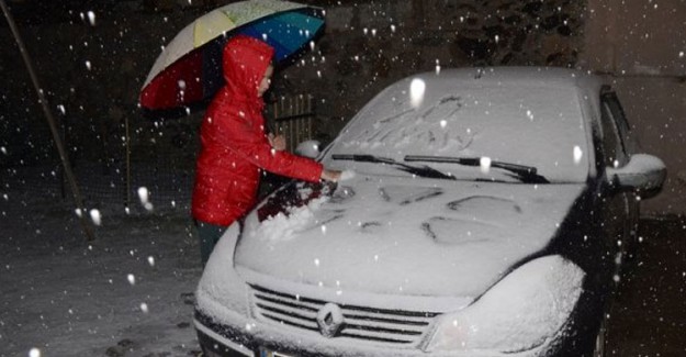 Sarıkamış'a Nisan Ayında Lapa Lapa Kar Yağdı