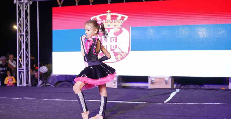 Sarımsaklı Trophy festivalinde 18 halk dansları ekibi Ayvalık'ta buluştu