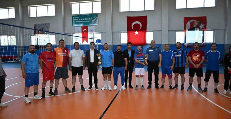 Sarıoğlan voleybol turnuvası tamamlandı