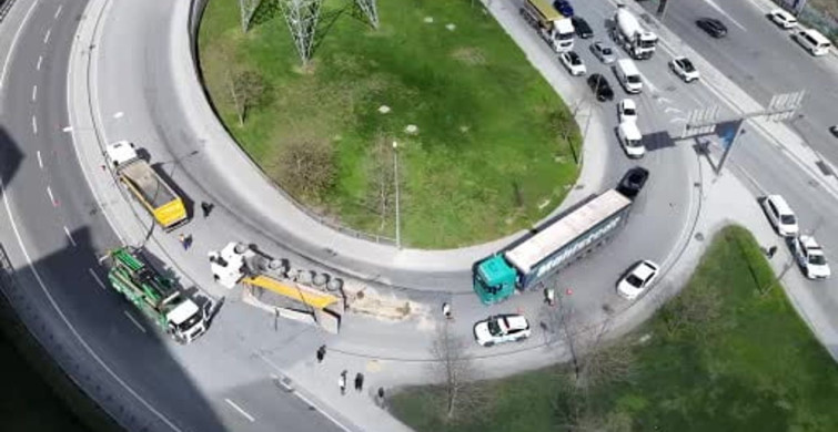 Sarıyer'de Hafriyat Kamyonu Devrildi