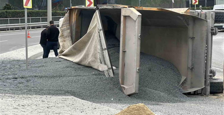 Sarıyer'de Hafriyat Kamyonu Devrildi, Sürücü Yaralandı