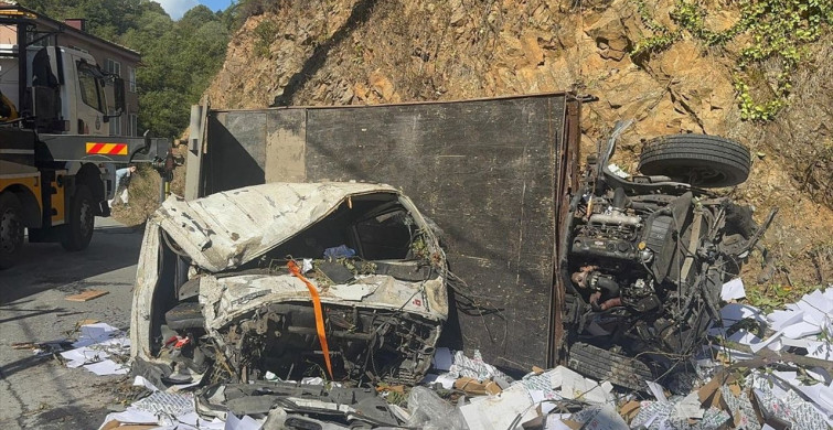 Sarıyer'de Kamyonet Devrildi: İki Yaralı