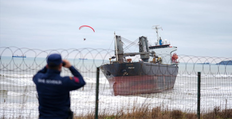 Sarıyer'de Karaya Oturan Komor Adaları Bayraklı Kargo Gemisi Beklemede