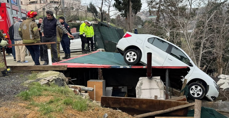 Sarıyer'de Kontrolden Çıkan Araç Kamelyaya Düştü
