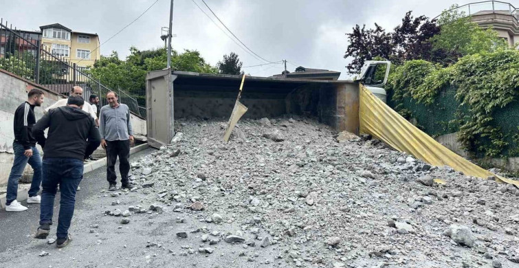 Sarıyer'de Moloz Yüklü Kamyon Devrildi: Sürücü Yaralandı