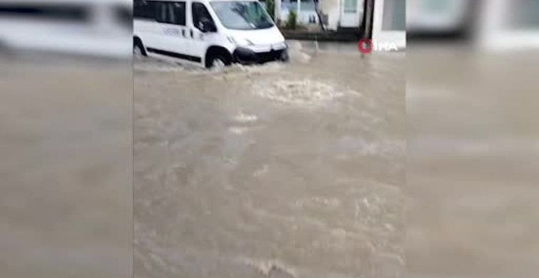 Sarıyer'de Sağanak Yağışlar Rögarları Taşırdı