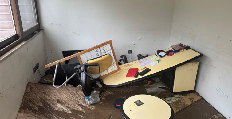 Sarıyer'de Şiddetli Yağış Sonrası Yol Çöktü