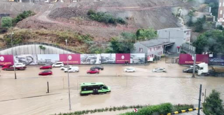 Sarıyer'de su borusu patladı, cadde sular altında kaldı