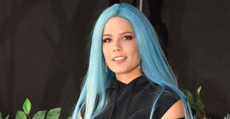 Şarkıcı Halsey Hamile Olduğunu Açıkladı