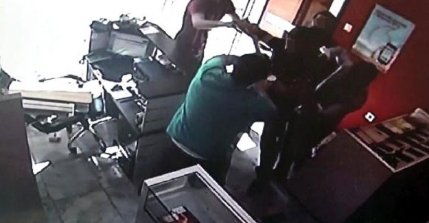 Sattıkları Telefonu Almayınca Sopalarla Dövdüler