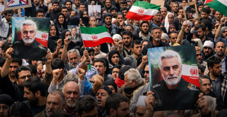 Savaş gölgesinde İran’da meydanlar doldu