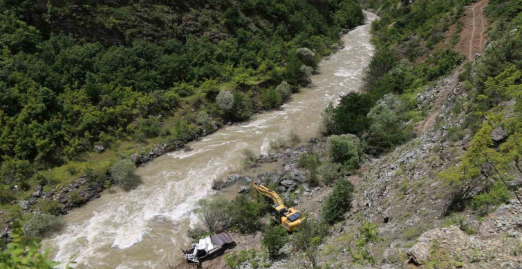 Şavşat Deresi’ne uçan kamyonet çıkarıldı, kayıp baba ve oğul aranıyor