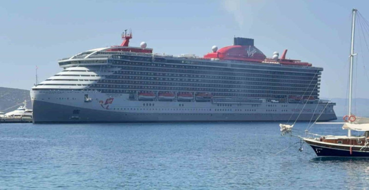 Scarlet Lady Kruvaziyeri Bodrum'u Şenlendirdi