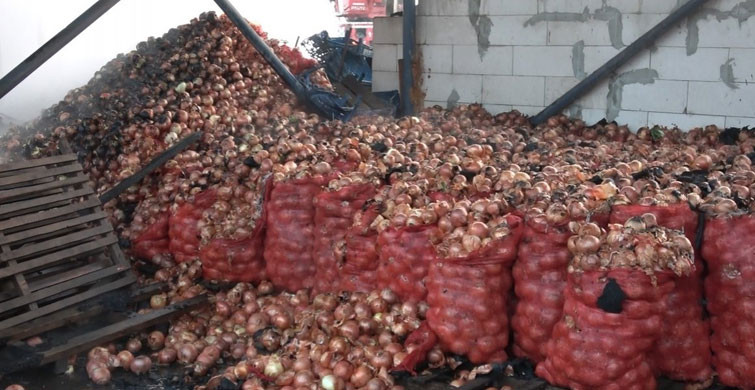 Sebze Halinde Yangın: 1 Ton Soğan Kül Oldu