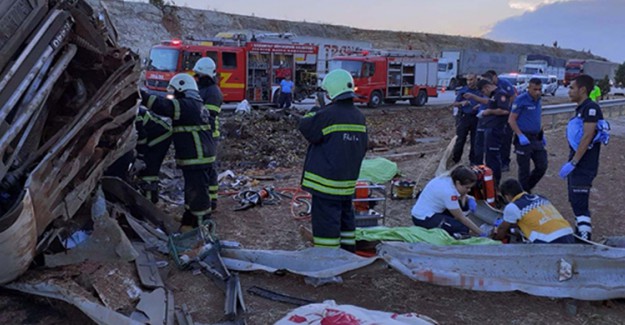 Sebze Yüklü Tır Otobanı Savaş Alanına Çevirdi: 3 Ölü