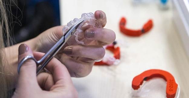 'Şeffaf Plak' Uygulaması Diş Teli Zahmetinden Kurtarıyor