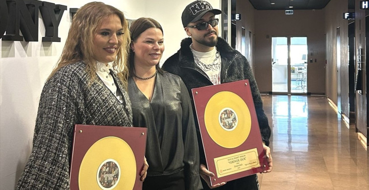 Sefo ve Demet Akalın, 'Yerinde Dur' ile Diamond Plak Kazandı