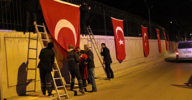 Şehit İçin Asılan Bayrak NATO Komutanını Rahatsız Etti!