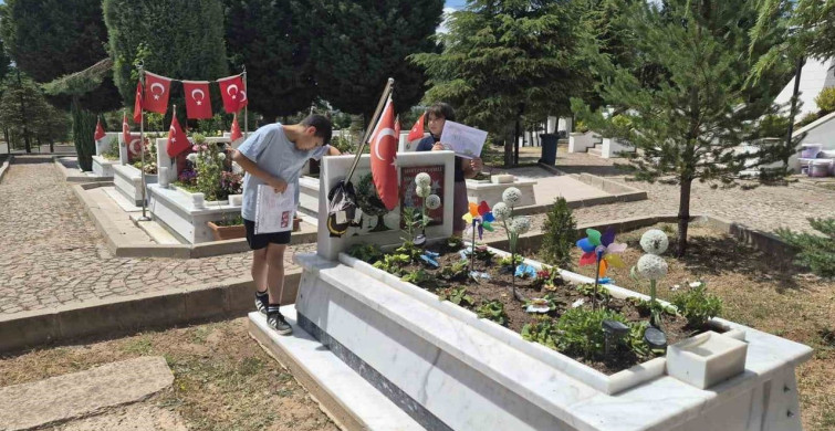 Şehit operatörün çocukları, karnelerini babalarının kabrine götürdü