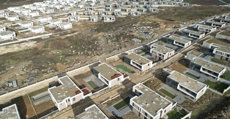 Şehitlere büyük saygısızlık: Mezarların üzerine villalar yapıldı!