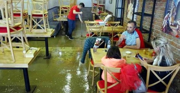 Şehri Su Bastı Onlar Çay İçmeye Devam Etti