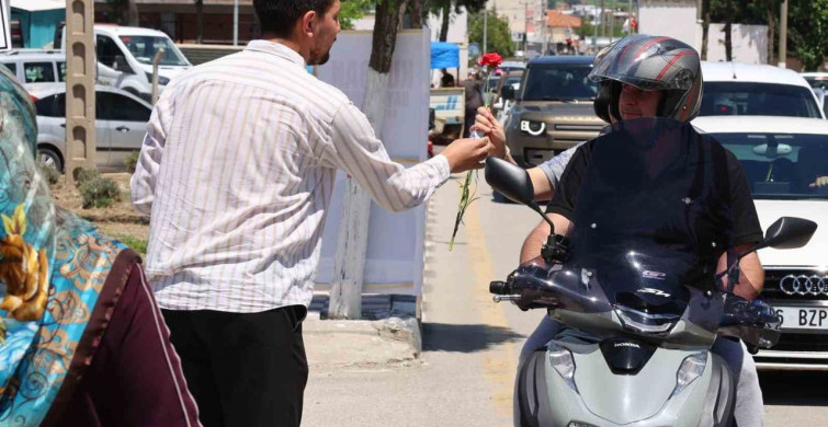 Şehzadeler Belediyesi'nden Karanfil Dağıtımı