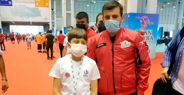 Selçuk Bayraktar TEKNOFEST’te 12 Yaşındaki Çocuğu Tebrik Etti