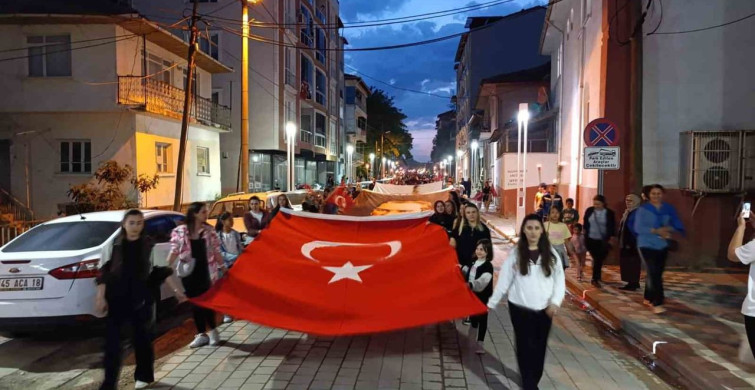 Selendi'de Ciritli Coşku: Gençlik Yürüyüşü ve Fener Alayı