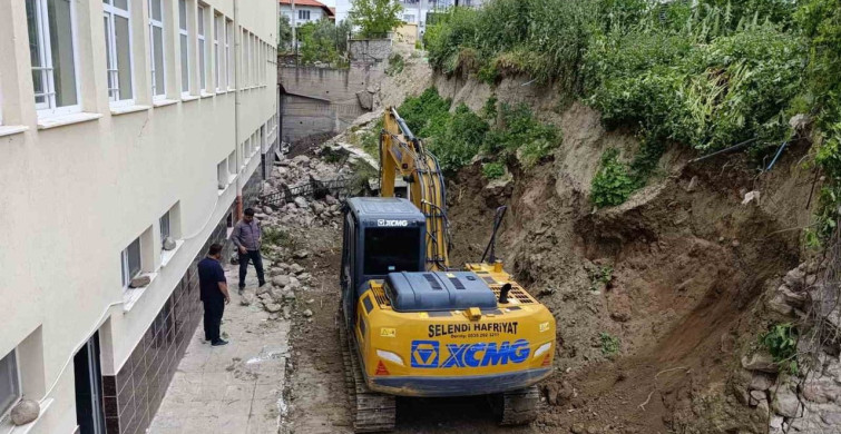 Selendi’de Çöken Okul Duvarı Yeniden İnşa Ediliyor