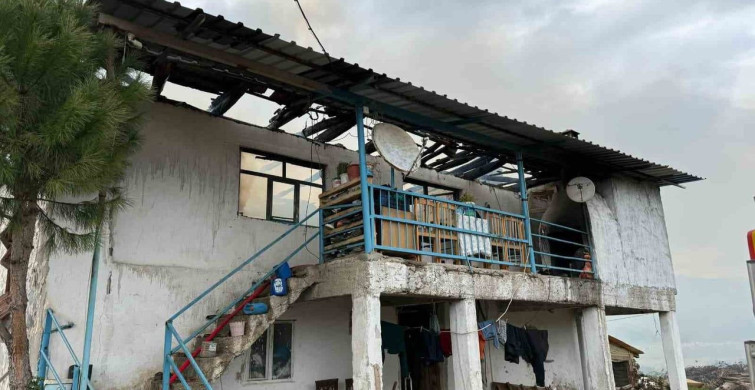 Selendi'de Korkutan Yangın: 2 Katlı Ev Kül Oldu