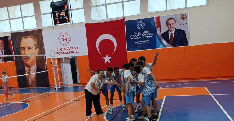 Selendi'de Voleybol Turnuvası Heyecanı