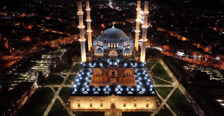 Selimiye Camisi'nin Yenilenen Aydınlatması ile Gece Görünümü