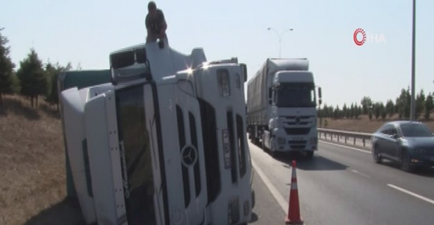 Selimpaşa TEM'de Tır Devrildi, Trafik Durma Noktasına Geldi