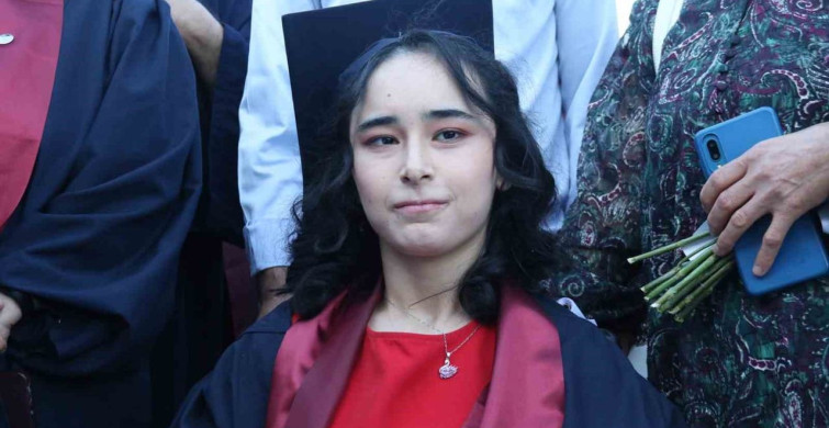 Serebral palsi hastası genç kız ikinci üniversitesinden mezun oldu