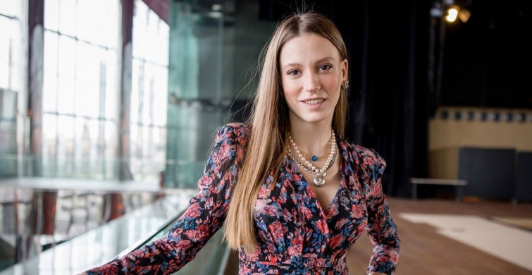 Serenay Sarıkaya iddiasını konuşturdu: Dekolte öyle değil böyle verilir diyen ünlü oyuncunun paylaşımına ‘İçine bir şey giymemiş’ yorumu geldi