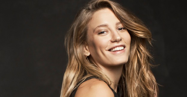 Serenay Sarıkaya Öyle Bir Poz Verdi ki!