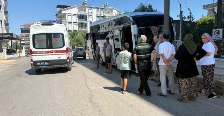 Serik'te servis midibüsü elektrik direğine çarptı