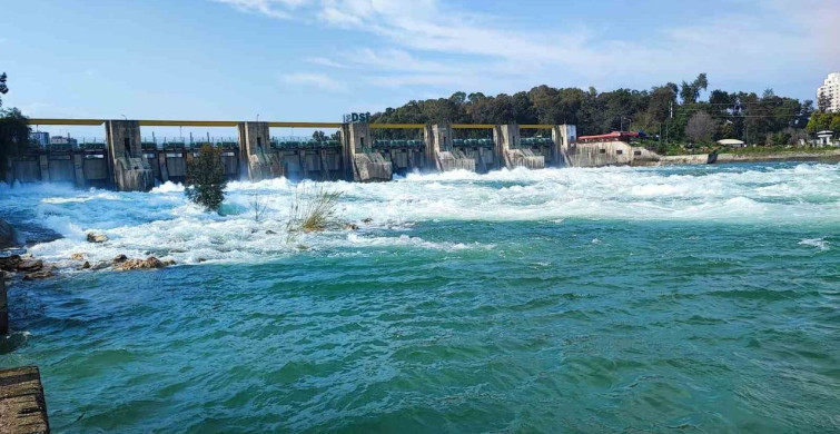 Seyhan Barajı'nda Kapaklar Açıldı: Nehirde Görsel Şölen
