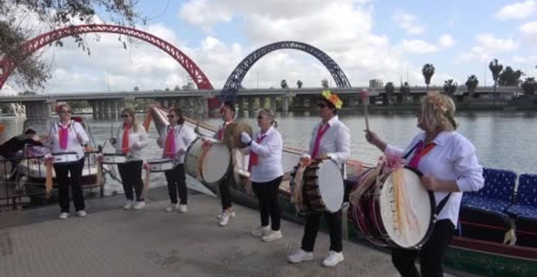 Seyhan Nehri'nde Renkli Su Korteji