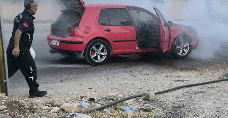 Seyir halindeki otomobil alev aldı