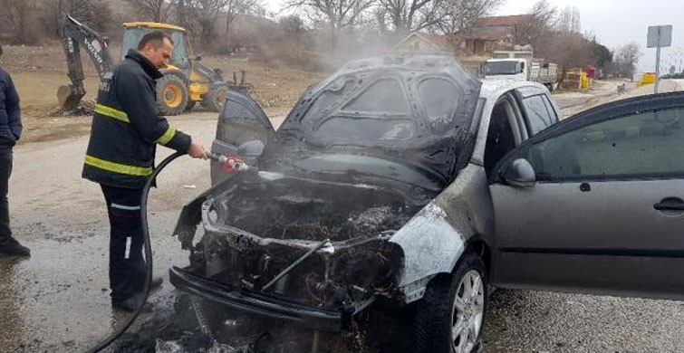 Seyir Halindeki Otomobil Alev Alev Yandı