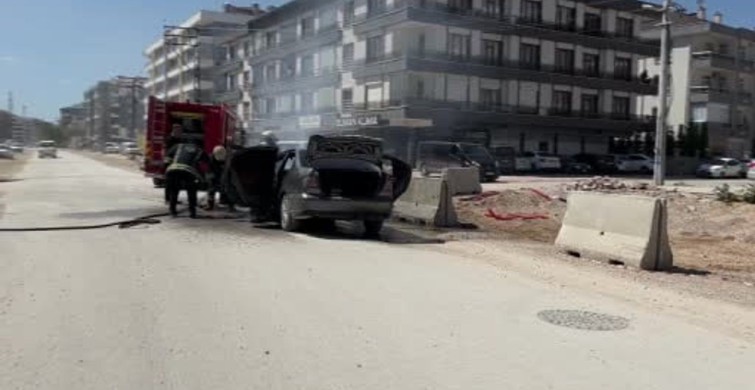 Seyir halindeki otomobil yangını Konya'da kullanılamaz hale geldi