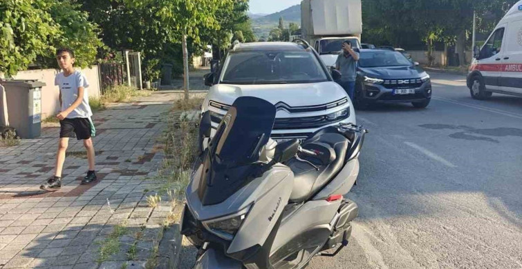 Seyir halindeyken fenalaşan motosiklet sürücüsü park halindeki araca çarptı