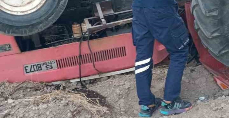 Seyitgazi’de yaşlı adam ters dönen traktörün altında kaldı ama yara almadı